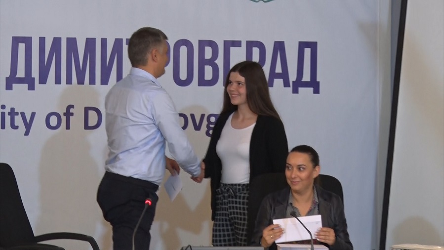 Најбољим ученицима основне школе и гимназије уручене општинске награде